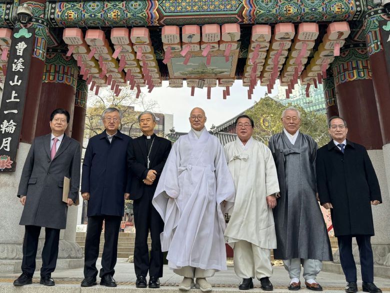 7대종교 지도자들이 2일 서울 조계종 총무원에서 열린 이사회 직후 기념촬영을 하고 있다. 가운데가 의장으로 선출된 진우스님.  대한불교조계종 제공