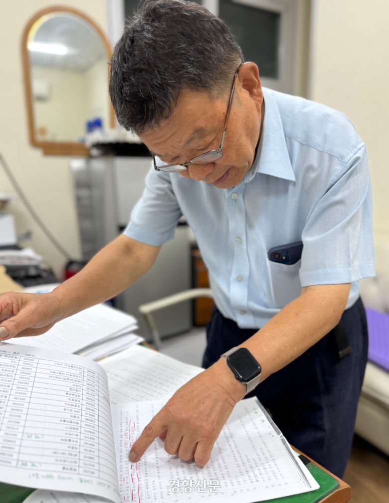 ‘대구 여대생 살인사건 피해자’ 유족인 정현조씨가 지난 7월28일 대구 한 아파트 관리실에서 사건 당시 자료를 살펴보고 있다. 백경열 기자