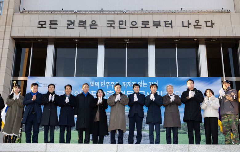 우원식 국회의장이 3일 국회에서 열린 정현관 글새김 제막식에 참석해 제막한 뒤 기념 촬영하고 있다. 연합뉴스