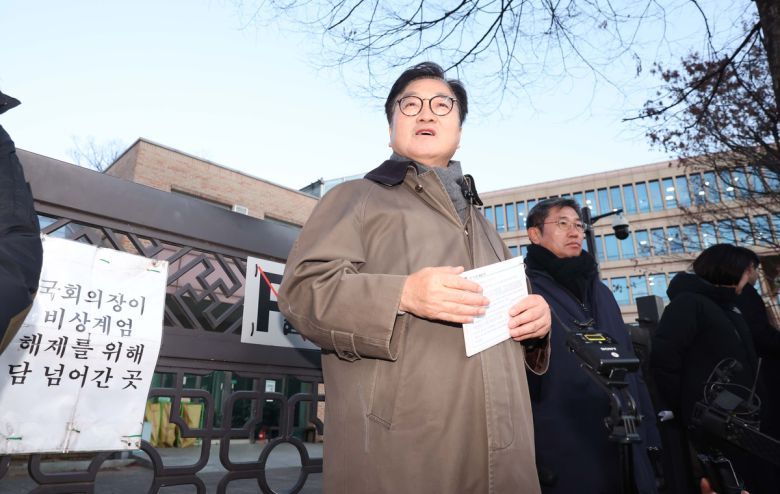 우원식 국회의장이 3일 국회에서 열린 ‘그 날 12·3 다크 투어’ 행사의 전문해설자(도슨트)로 참여해 시민들에게 자신이 국회 담장을 넘었던 상황을 설명하고 있다. 연합뉴스