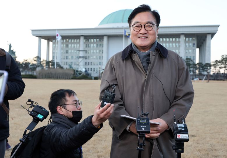 우원식 국회의장이 3일 국회에서 열린 ‘그 날 12·3 다크 투어’ 행사의 전문해설자(도슨트)로 참여해 시민들에게 계엄군이 진입했던 국회 1문에 대해 설명하고 있다. 연합뉴스