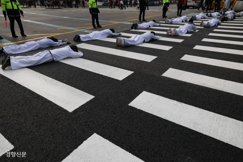 30일 이주노동자차별철폐네트워크 주최로 열린 '더 이상 죽이지 말라 강제단속 중단하라' 오체투지에서 고 뚜안씨의 유족이 오체투지 하며 정부서울청사로 향하고 있다. 정효진 기자