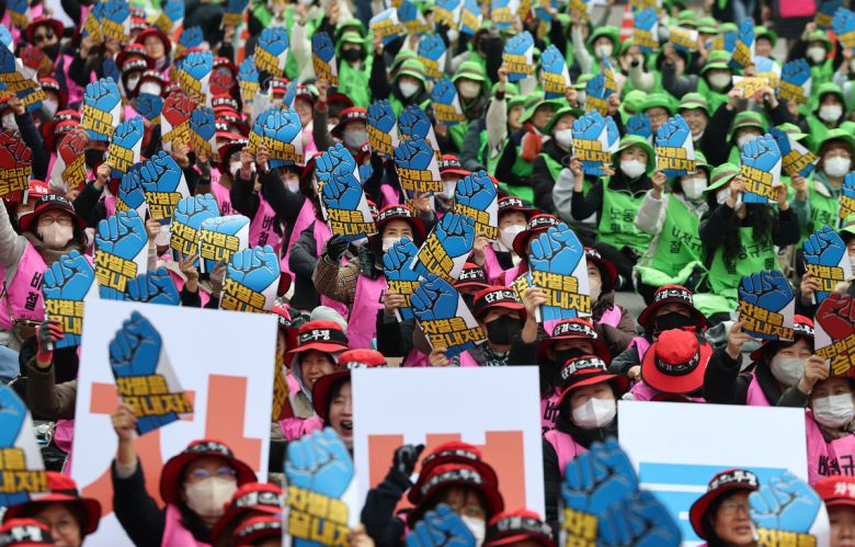 지난달 20일 서울 국회의사당역 인근에서 열린 학교비정규직연대회의, 처우개선 예산확대 관련 법령 정비 촉구집회에서 참가자들이 관련 피켓을 들고 있다. 연합뉴스