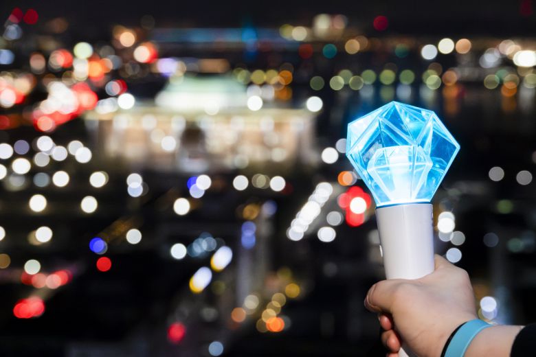 12·3 불법계엄 1년을 1주일 앞둔 지난달 26일 여의도·광화문·한남동 관저·남태령에서 열린 탄핵 집회에 참가해 온 성윤서씨가 서울달을 타고 국회를 향해 응원봉을 들고 있다.  한수빈 기자