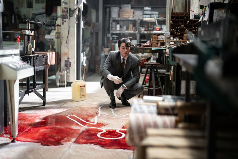 <자백의 대가>에서 백동훈 검사(박해수)가 살해 현장을 살피고 있다. 넷플릭스 제공