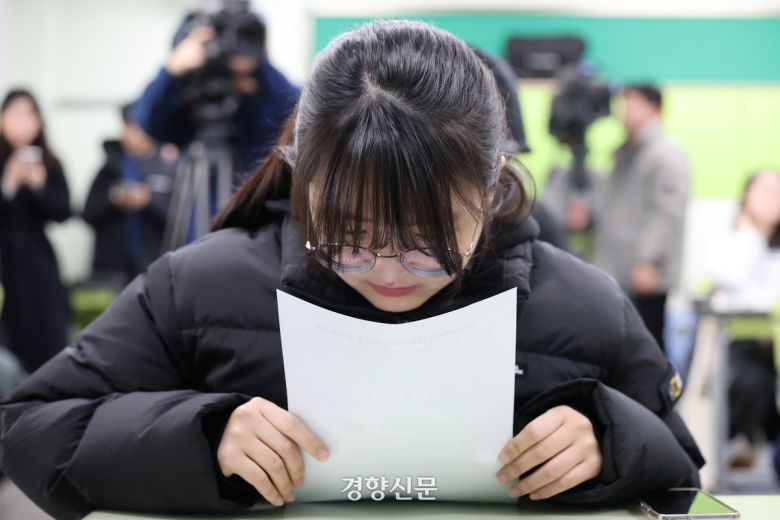 5일 서울 광진구 광남고등학교에서 학생들이 수능 성적표를 확인하고 있다. 2025.12.05 이준헌 기자