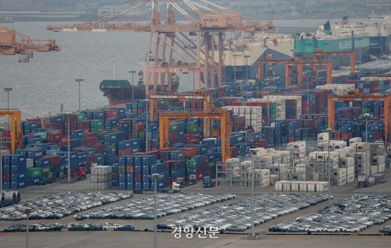 지난 4월 경기 평택항에 컨테이너가 쌓여 있다. 권도현 기자