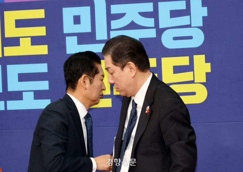 정청래 더불어민주당 대표(왼쪽)와 김병기 원내대표가 5일 국회에서 열린 당 최고위원회의를 마치고 자리에서 일어나고 있다. 박민규 선임기자