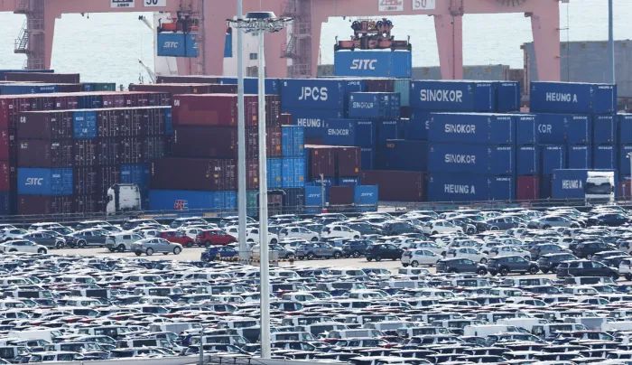 경기도 평택항에 수출 대기 중인 자동차 뒤로 컨테이너가 쌓여 있다. 연합뉴스