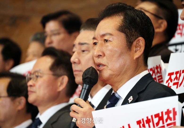 정청래 더불어민주당 대표가 지난 4일 국회에서 열린 ‘윤석열 정치검찰의 조작기소 책임자 처벌 촉구를 위한 규탄대회’에서 발언하고 있다. 박민규 선임기자