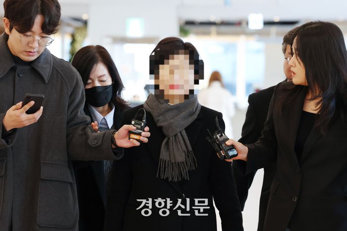 김건희 여사에게 부정한 청탁과 함께 로저비비에 클러치백을 선물했다는 의혹을 받는 국민의김 김기현 의원의 부인 이모씨가 5일 서울 종로구 김건희 특검 사무실에 피의자 신분으로 출석하고 있다. 한수빈 기자