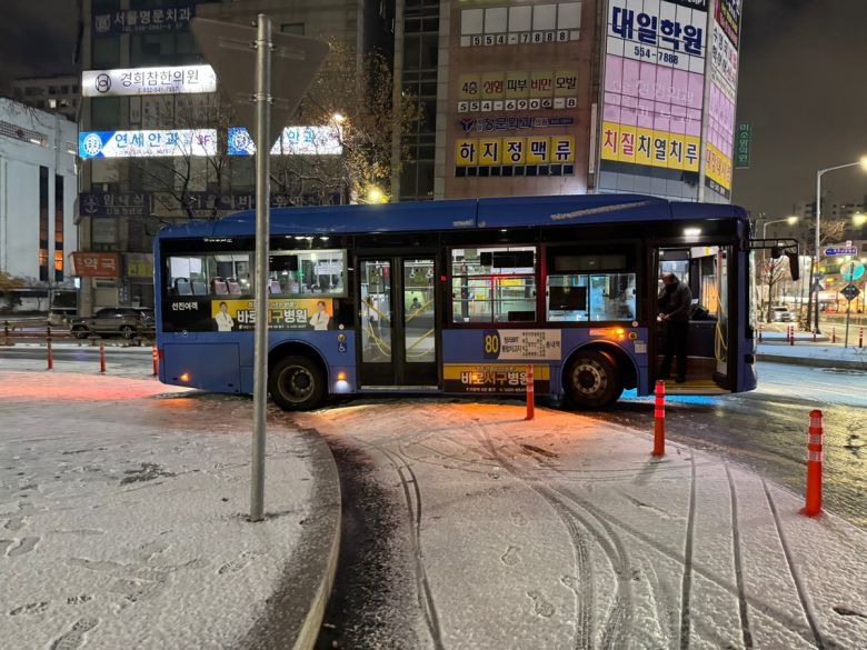 인천 시내버스가 빙판길에 미끄러져 있다.  인천시 소방본부 제공