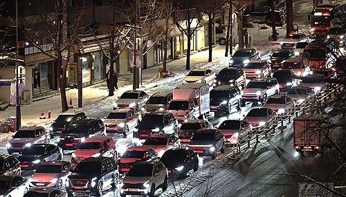 지난 4일 오후 11시쯤 서울 종로구 경복궁역 인근에서 시내로 향하는 차량이 눈길에 정체를 빚고 있다. 연합뉴스 제공