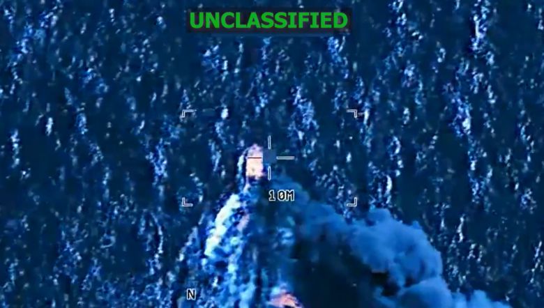 미군 남부사령부는 4일(현지시간) 소셜미디어 엑스에 “피트 헤그세스 미 국방장관의 지시에 따라 합동임무부대 서던 스피어가 국제 해역에서 테러조직이 운용하던 선박을 대상으로 치명적 정밀타격을 가했다”고 밝혔다. 남부사령부 엑스 갈무리