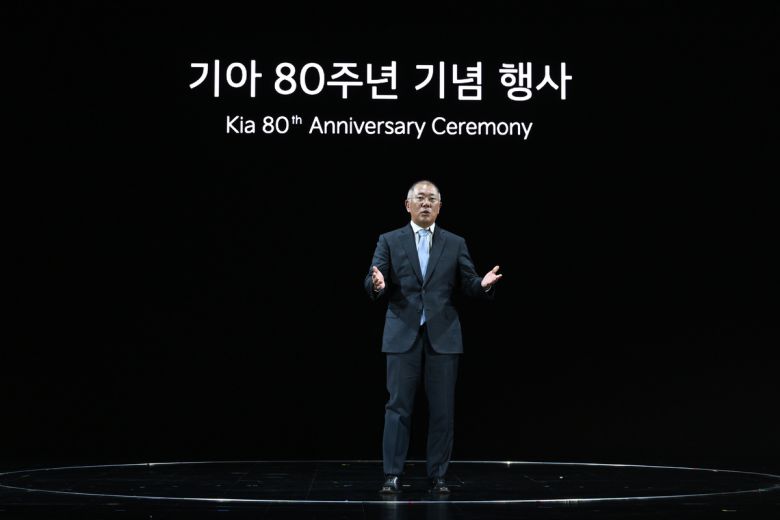5일 경기 용인시 비전스퀘어에서 열린 기아 80주년 기념행사에서 현대자동차그룹 정의선 회장이 발표하는 모습. 현대차그룹 제공