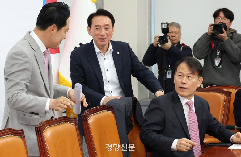 장동혁 국민의힘 대표(왼쪽)가 5일 국회에서 열린 ‘혼용무도’ 이재명정권 6개월 국정평가 회의에서 윤한홍 정무위원장(오른쪽)과 대화하고 있다. 박민규 선임기자