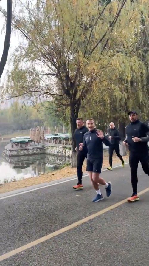 마크롱 대통령이 5일 청두에서 조깅하는 모습이 담긴 사진이 중국 소셜미디어에 올라와 화제가 됐다. 웨이보