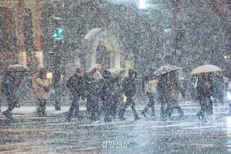 서울 전역에 대설주의보가 내려진 지난 4일 저녁 시민들이 눈발을 헤치며 서울 세종로 사거리 일대를 지나고 있다. 권도현 기자