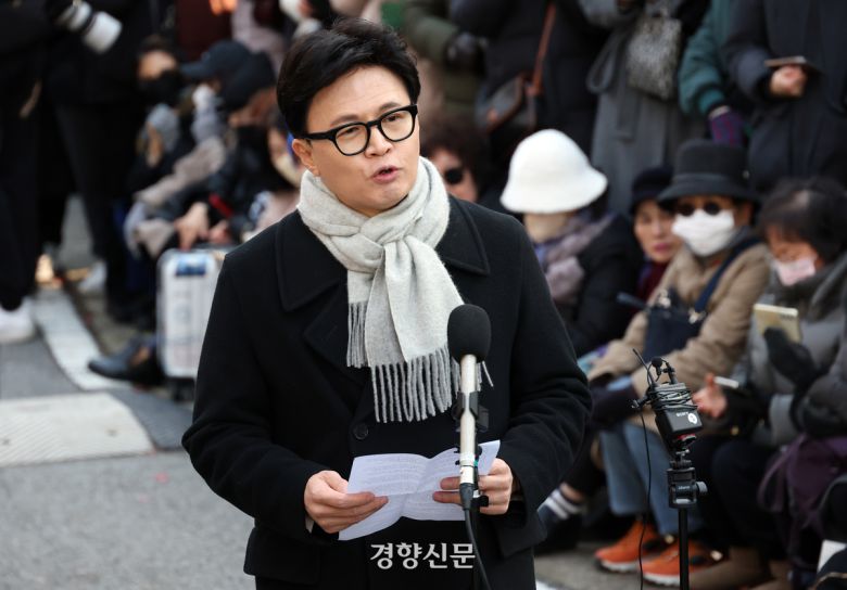 한동훈 국민의힘 전 대표가 지난 3일 서울 여의도 국회도서관 앞 쪽문에서 12·3 불법계엄 1주년 기자회견을 하고 있다. 권도현 기자