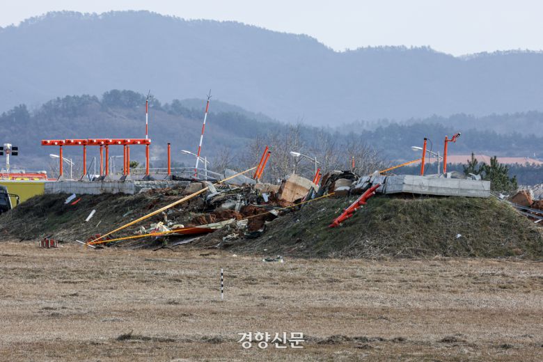전남 무안공항 사고현장에 반파된 ‘둔덕’  모습. 무안공항 활주로 종단에서 280m가량 떨어진 둔덕은 2~3m 높이로 안에 30~40cm가량의 콘크리트 구조물이 심어져 있다. 이 둔덕은 이번 참사 피해를 키운 원인중의 하나로 지목받고 있다.  이준헌 기자