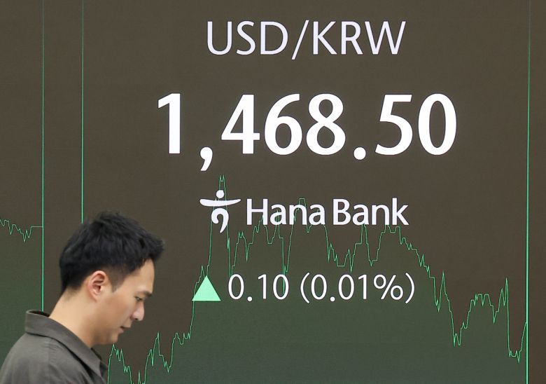 3일 오후 서울 중구 하나은행 본점 딜링룸 현황판에 원/달러 환율이 표시돼 있다.  2025.12.3. 연합뉴스.