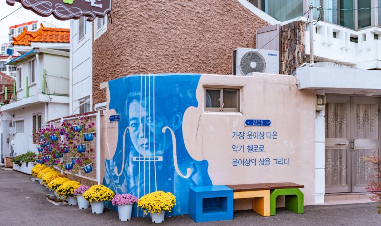 한국적 정서를 세계 현대음악으로 확장한 20세기 대표 작곡가 윤이상.