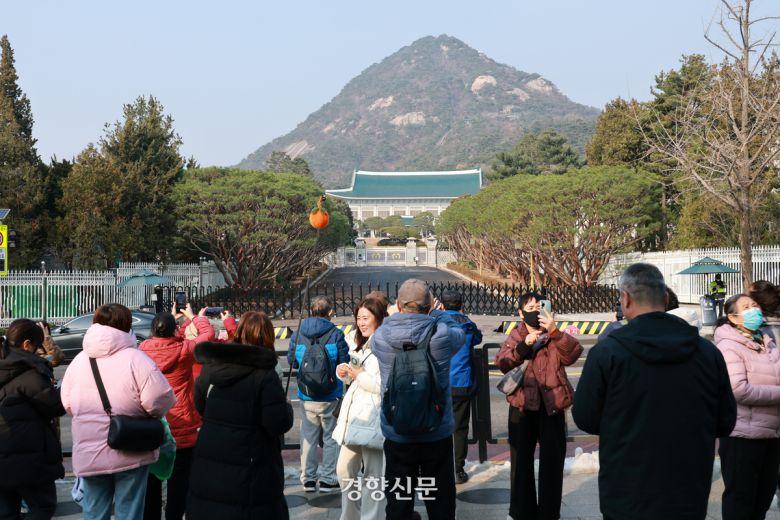 7일 오후 외국인 관광객들이 청와대 정문 앞에서 기념사진을 찍고 있다. 2025.12.7. 정지윤 선임기자