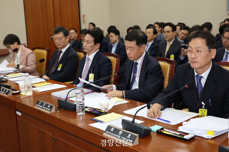 최광호 방송미디어통신심의위원회 사무총장 직무대행(오른쪽)이 23일 국회 과학기술정보방송통신 국정감사에서 의원질의에 답하고 있다. 2025.10.23 박민규 선임기자