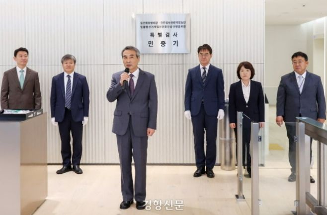 윤석열 전 대통령 배우자 김건희 여사와 관련한 각종 의혹 사건을 수사하는 민중기 특별검사(사진 왼쪽에서 세번째)가 지난 7월2일 서울 종로구 KT광화문빌딩에 마련된 사무실 앞에서 현판 제막을 한 뒤 발언하고 있다. 정지윤 선임기자