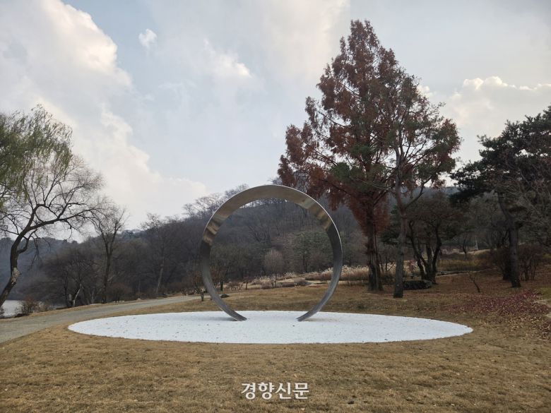 이우환이 경기 용인시 호암미술관 옛돌정원에 설치한 ‘관계항-만남’(2025). 윤승민 기자