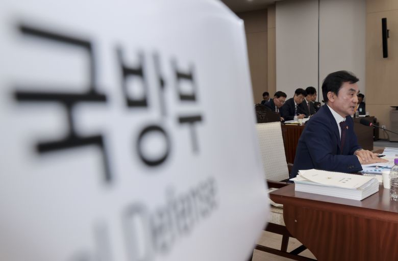 이재명 정부 첫 국정감사가 시작된 지난 10월 13일 서울 용산구 국방부 청사에서 열린 2025 국방부 국정감사에서 안규백 국방부 장관이 의원 질의에 답하고 있다. 국회사진기자단