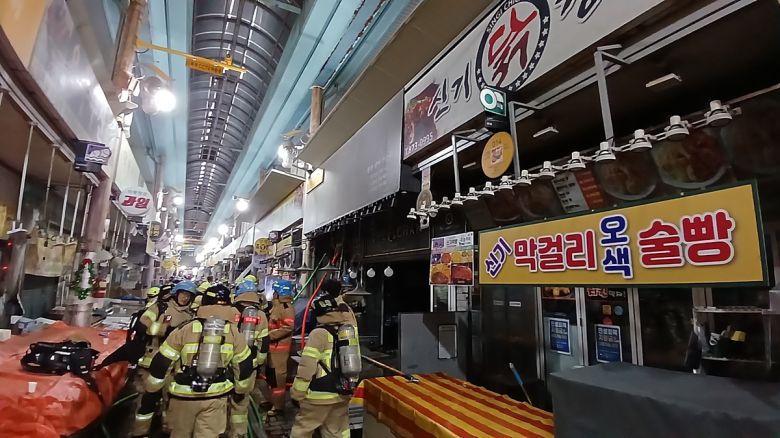 소방관들이 인천 신기시장에서 불을 끄고 있다. 인천시 소방본부 제공