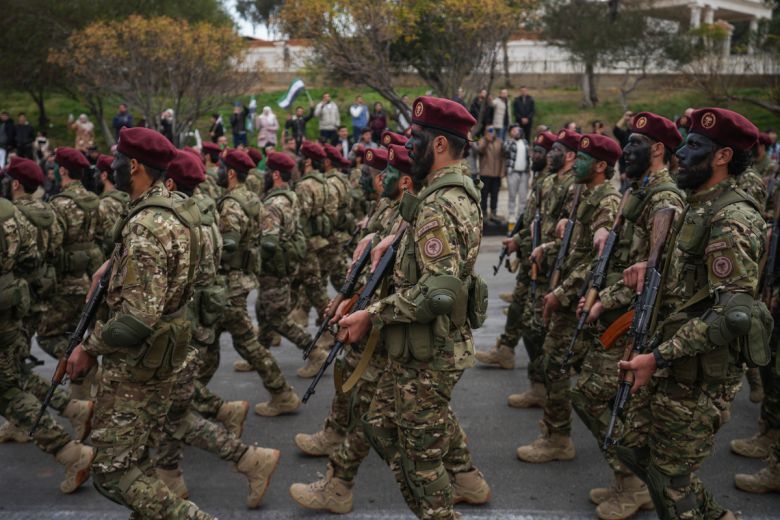 8일(현지시간) 시리아 다마스쿠스에서 열린 바샤르 알아사드 정권 축출 1주년 기념 열병식에서 시리아 군 병사들이 행진하고 있다. EPA연합뉴스