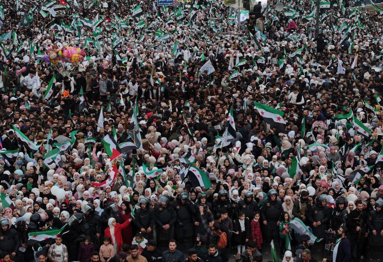 8일(현지시간) 시리아 다마스쿠스의 우마이야 광장에서 시민 수만명이 바샤르 알아사드 전 대통령 축출 1주년을 기념하는 행사에 모여 있다. AP연합뉴스