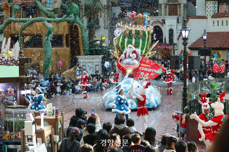 서울 송파구 롯데월드 어드벤처에서 9일 겨울을 맞아 개시한 ‘해피 크리스마스 퍼레이드’가 펼쳐지고 있다. 한수빈 기자