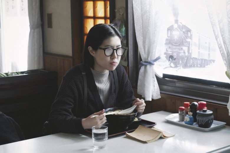 영화 <여행과 나날>의 한 장면. 엣나인필름 제공