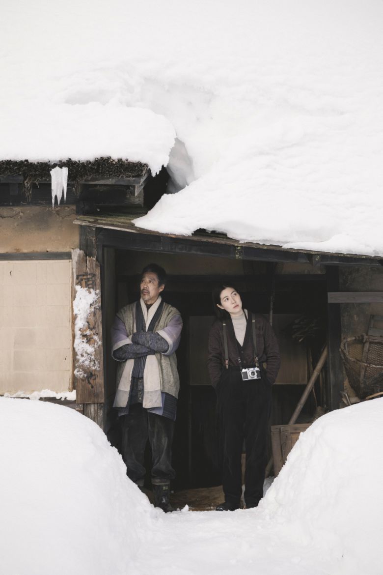 영화 <여행과 나날>의 한 장면. 배우 츠즈미 신이치(왼쪽)와 심은경. 엣나인필름 제공