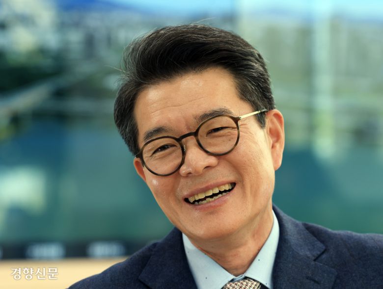 정원오 서울 성동구청장이 지난달 5일 서울 성동구청 회의실에서 경향신문과 인터뷰하고 있다. 서성일 선임기자