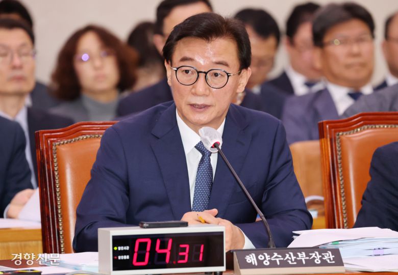 전재수 해양수산부장관이 지난 10월15일 국회 농림축산식품해양수산위원회 국정감사에서 의원질의에 답하고 있다. 박민규 선임기자