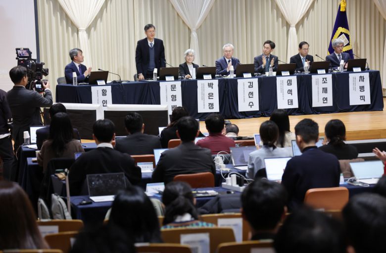 11일 서울 서초구 서울법원종합청사에서 문형배 전 헌법재판소장 권한대행 등이 참석한 가운데 사법제도 개편 공청회가 열리고 있다. 연합뉴스