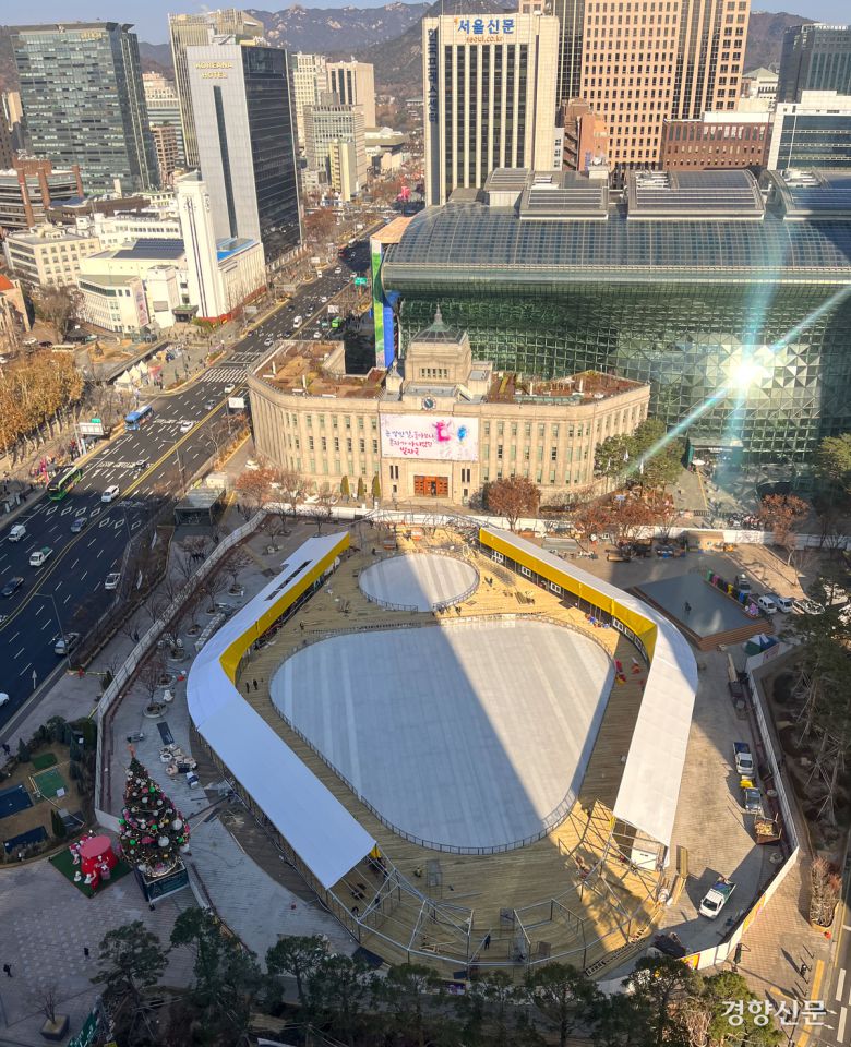 개장을 일주일여 앞둔 12일 서울 시청 광장 스케이트장에서 관계자들이 막바지 작업을 하고 있다.  성동훈 기자