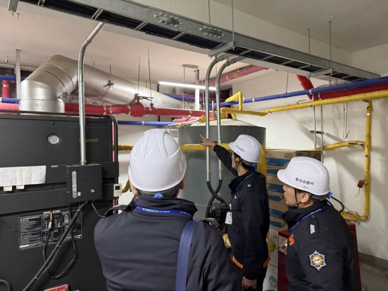 소방 관계자들이 건물 소화배관을 점검하고 있다. 대전시 제공·연합뉴스