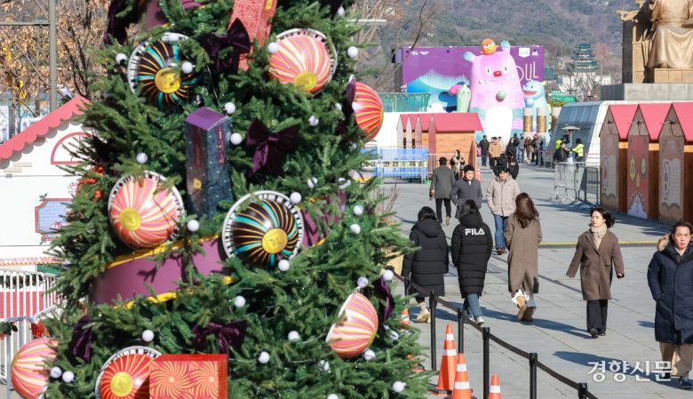 12일 서울 광화문광장에 ‘2025 광화문 마켓’ 행사를 위해 성탄 트리 등이 설치돼 있다.성동훈 기자