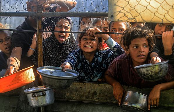 가자지구의 어린이들이 음식을 요청하고 있다. 게티이미지