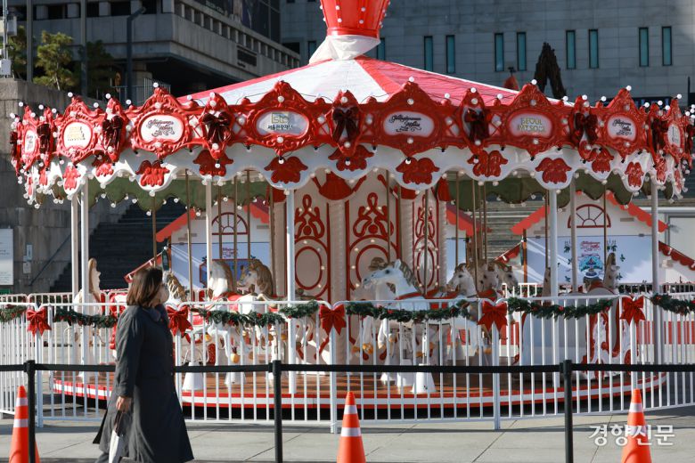 12일 서울 광화문광장에 ‘2025 광화문 마켓’ 행사를 위해 루돌프 회전목마가 설치돼 있다. 성동훈 기자