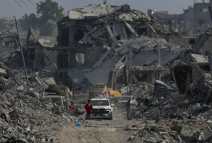 지난달 2일(현지시간) 가자지구 동부 지역의 잔해들 사이에서 이스라엘 인질 시신을 찾는 수색작업이 벌어지고 있다. EPA연합뉴스