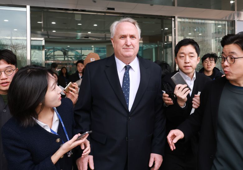 국민의힘 인요한 의원이 12월 10일 서울 여의도 국회 소통관에서 의원직 사퇴 발표 기자회견을 마친 후 차량으로 향하고 있다./연합