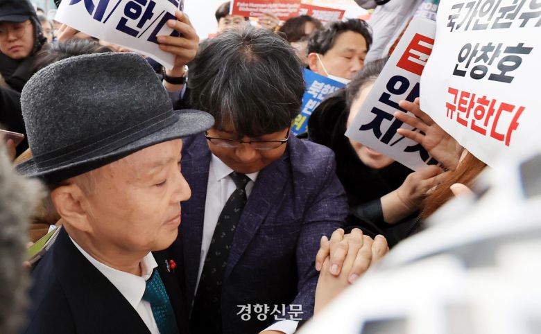 안창호 국가인권위원회 위원장이 10일 서울 중구 안중근의사기념관에서 열린 ‘2025 인권의날’ 기념식에 참석하려다 인권위바로잡기공동행동 활동가들에 저지당하고 있다. 이준헌 기자