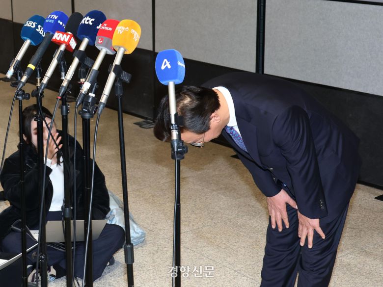 통일교 측으로부터 금품을 받았다는 의혹이 제기된 전재수 해양수산부 장관이 11일 방미 출장을 마치고 인천국제공항으로 귀국해 의혹에 대해 전면 부인하는 입장을 밝힌 뒤 고개 숙여 인사하고 있다. 한수빈 기자