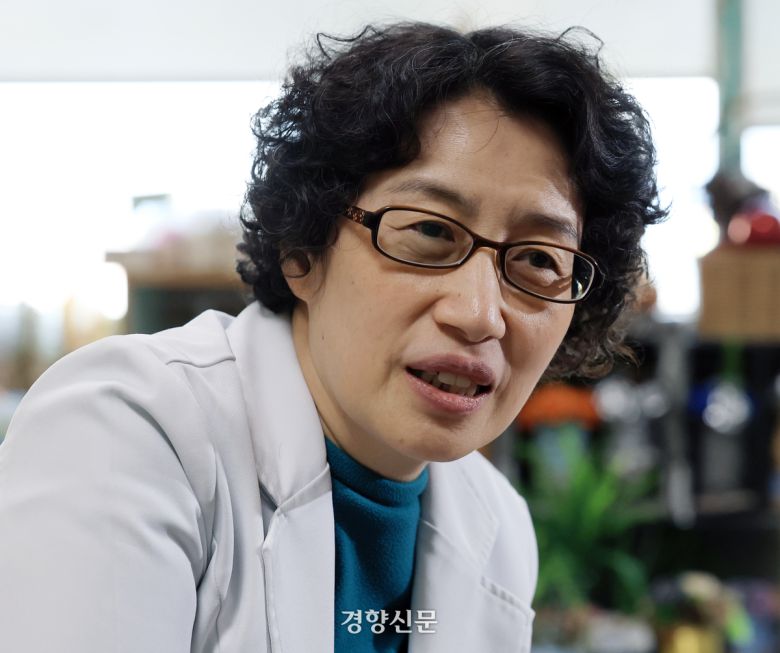 내과 전문의 최영아씨가 지난 12월 9일 서울 은평구 서북병원에서 주간경향과 인터뷰를 하고 있다. 서성일 선임기자